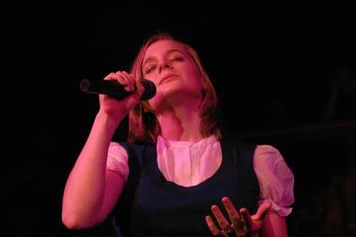 Lizzie Watkins - kdože je ta „záhadná“ a krásná zpěvačka po boku Tommy ...