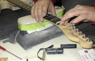 Fender Factory Tour - hráči na veľkej šachovnici