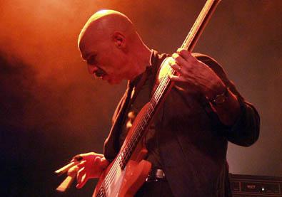 Pódiové sestavy slavných baskytaristů - Tony Levin