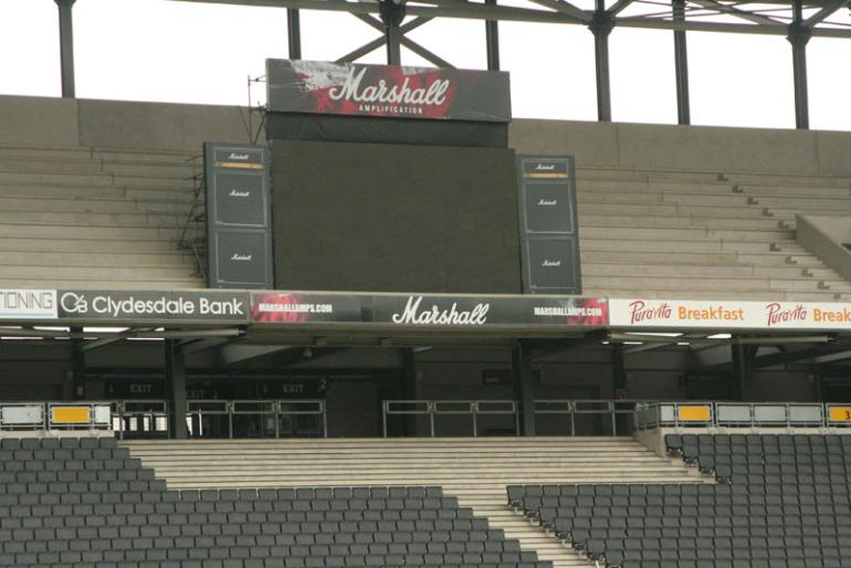 Světelná tabule ukazující skóre domácí-hosté na fotbalovém stadiónu orámovaná dvěma stacky maršálů... přinejmenším nezvyklý pohled, kdy jsem se nemohl ubránit úsměvu. Opravdu dobrý.