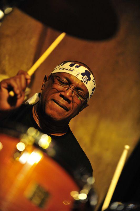 Billy Cobham: Ticho je stejně důležité jako noty, co hrajete - bubenická legenda