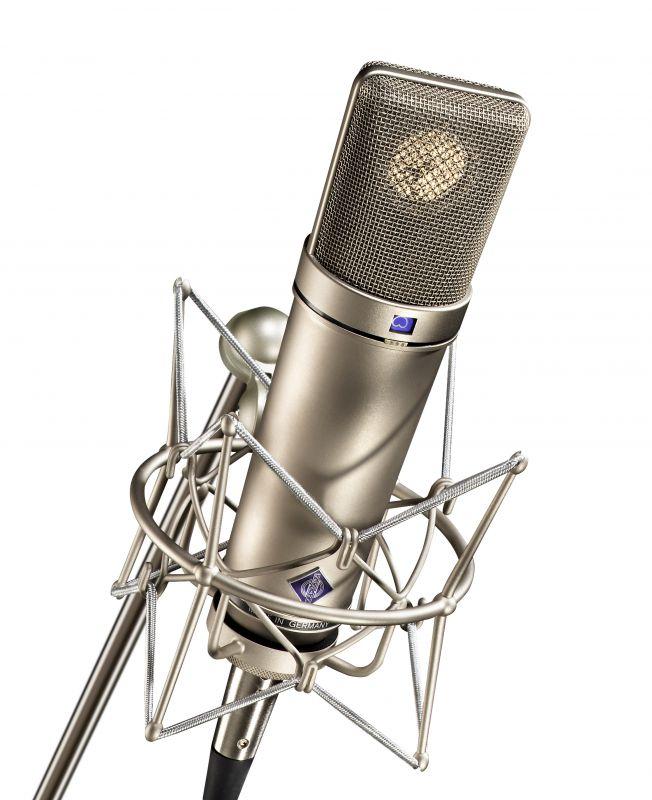 Neumann U 87 s držákem v setu