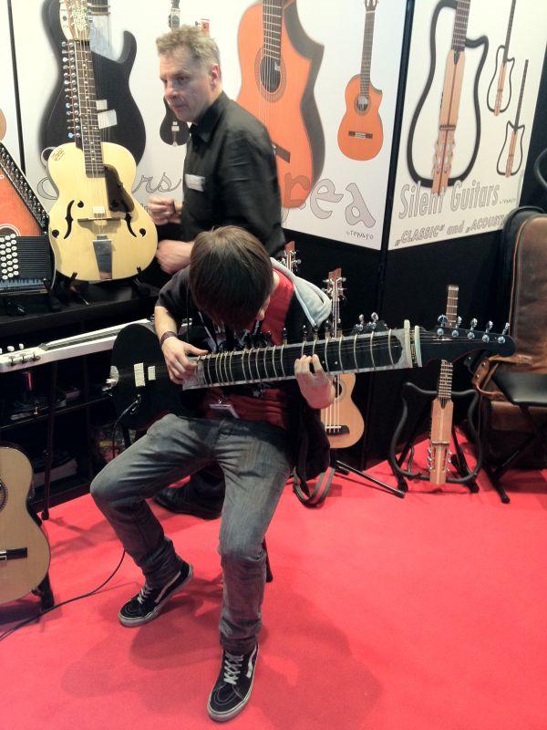 Musikmesse a Prolight + Sound 2012 - reportáž z frankfurtského výstaviště - Elektrický sitar