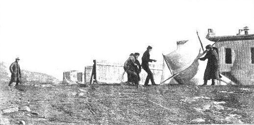 Stavba Marconiho radiotelegrafické antény v roce 1901