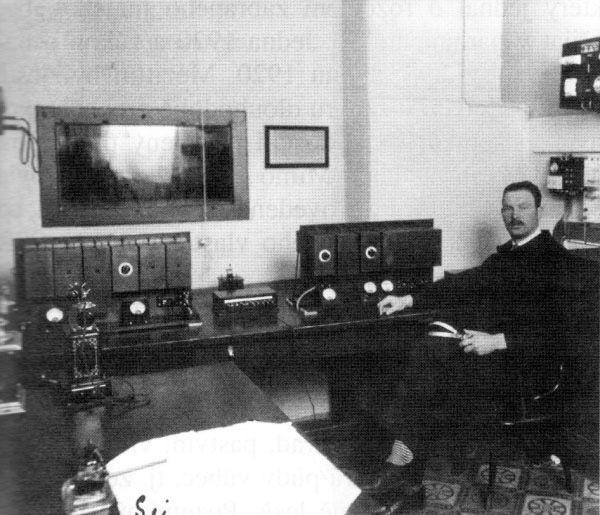 Hlasatelna brněnského rozhlasu v roce 1928