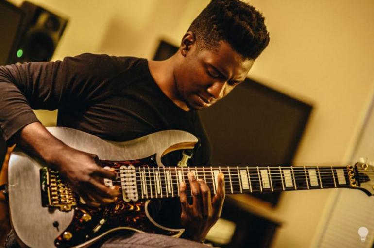 Pódiové sestavy slavných kytaristů 138 - Tosin Abasi