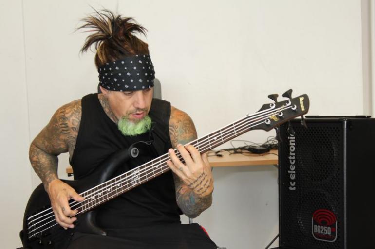 Baskytarista Fieldy z kapely Korn je novým firemním hráčem TC Electronic