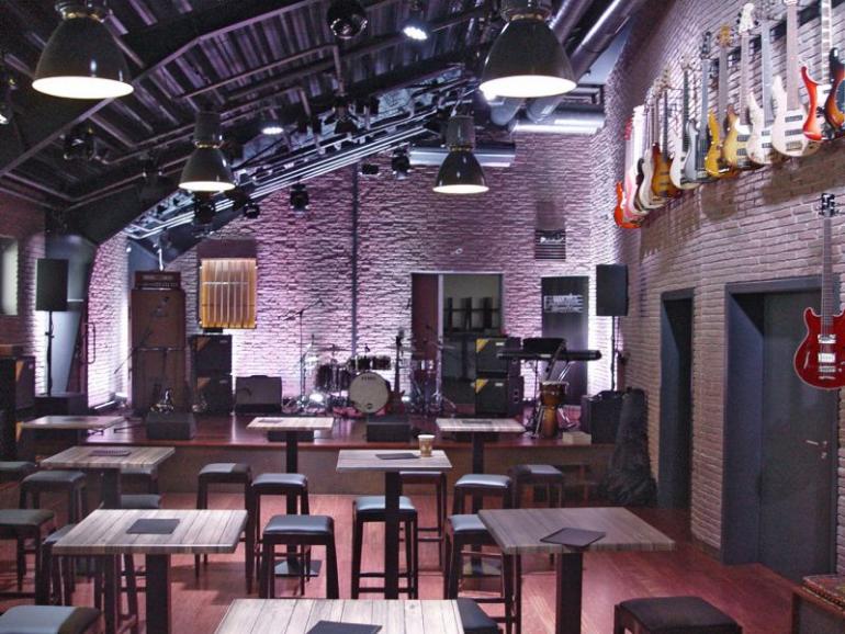 Interiér Framus & Warwick Music Hall. Zbrusu nový hudební klub je v průběhu Bass Campu centrem dění večerních jam-sessionů a koncertů. Jsou zde ale také dvě z několika tříd, ve kterých probíhají hromadné lekce a masterclassy.