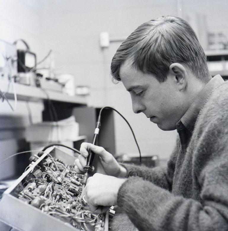1957 - Inspirován koncertem Bo Diddleyho, rozhodl se Hartley Peavey stát rockovou hvězdou. Za tímto účelem si přestavěl svou akustickou kytaru na elektrickou a vyrobil svůj první zesilovač.