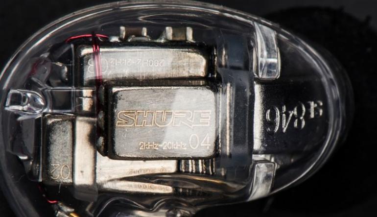 Na obrázku je detail sluchátka Shure SE 846. Jsou zde hezky patrné tři drivery. První má na starosti pásmo 20 Hz–200 Hz, druhý 200 Hz–2 kHz a třetí 2 kHz–20 kHz.