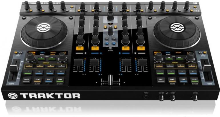 Native Instrument Traktor Kontrol S4 - all-in-one DJský kontrolér se zabudovanou zvukovou kartou