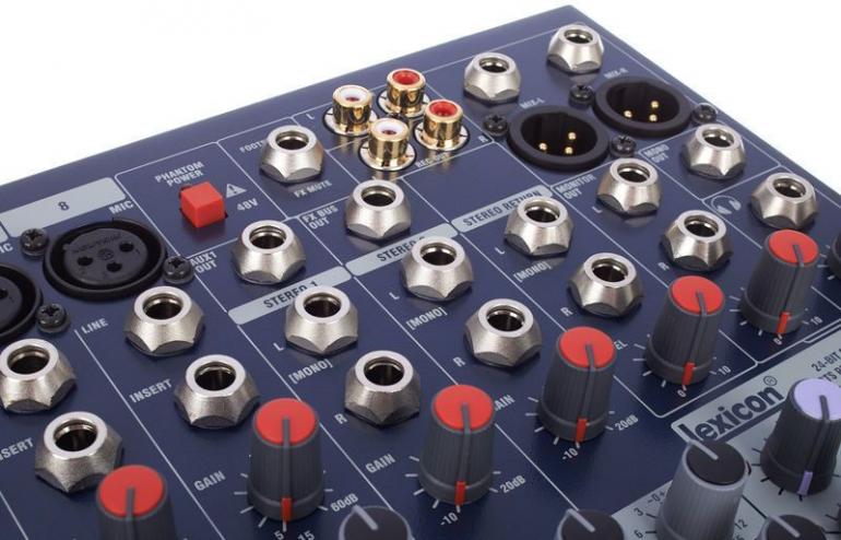 Spínač centrální aktivace fantomového napájení pro osm vstupů mixpultu Soundcraft EFX8 - červené tlačítko