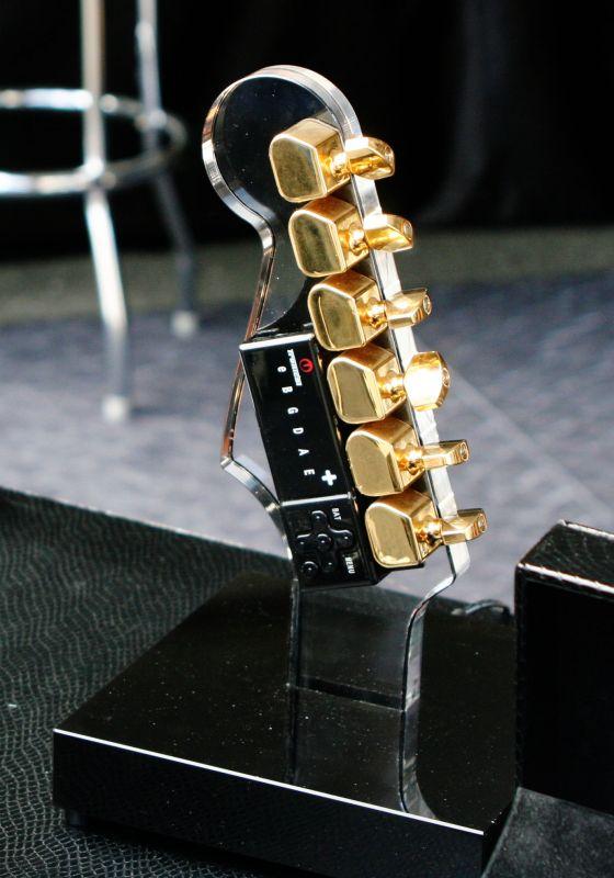 Samodolaďovací elektronická mechanika německé značky Tronical, instalovatelná jak na akustické, tak na elektrifikované kytary, nástroj vám pohodlně naladí za pouhých  pět vteřin  