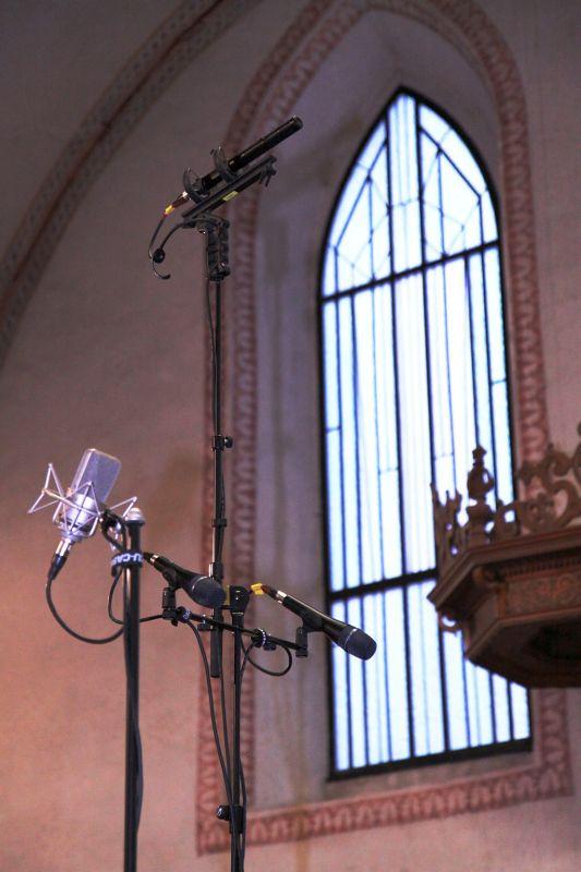 König & Meyer - výrobní reportáž - sestava stojanů K & M při zvučení v kostele