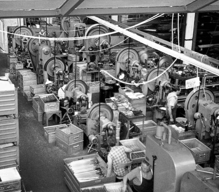 König & Meyer - výrobní reportáž - výrobní hala v roce 1960