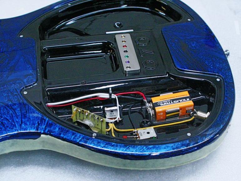 Zapojení elektroniky jak z partesu; také můžete vidět průběžný struník.