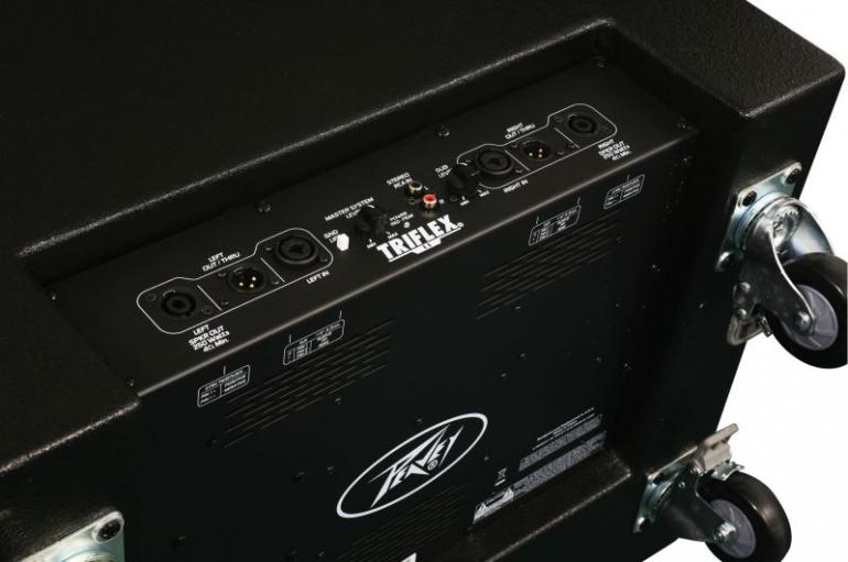 Peavey TriFlex II - zvukový aktivní systém čítající subwoofer a dvojici satelitů