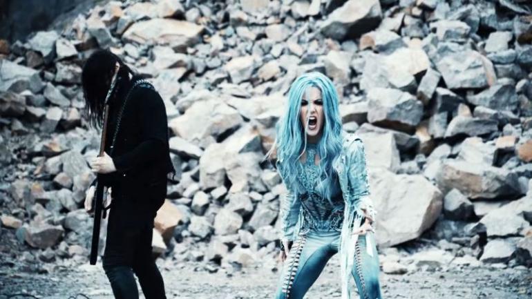 Alissa White-Gluz - Děsivá kráska