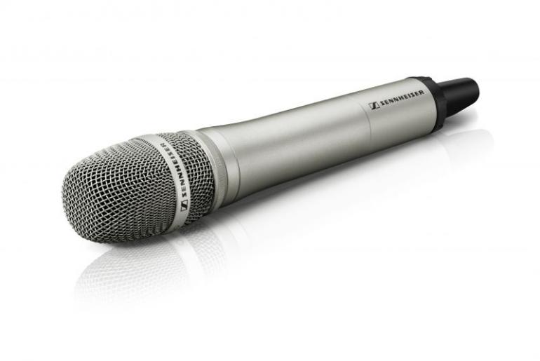 Dua Lipa a Sennheiser 2000 Series
