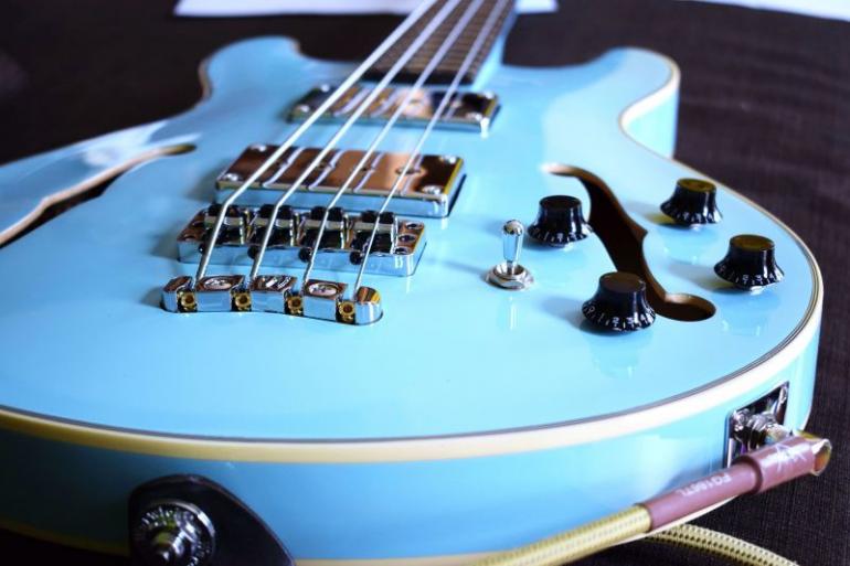 Warwick Star Bass 4m Daphne Blue High Polish - pasivní semiakustická baskytara