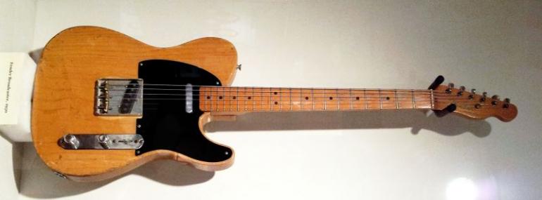 PRVNÍ ELEKTRICKÁ MASIVNÍ KYTARA FENDER BROADCASTER, POZDĚJI PŘEJMENOVANÁ NA TELECASTER