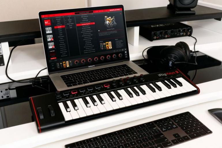 IK Multimedia iRig Keys 2 Pro - zajímavý kompaktní klávesový MIDI kontrolér
