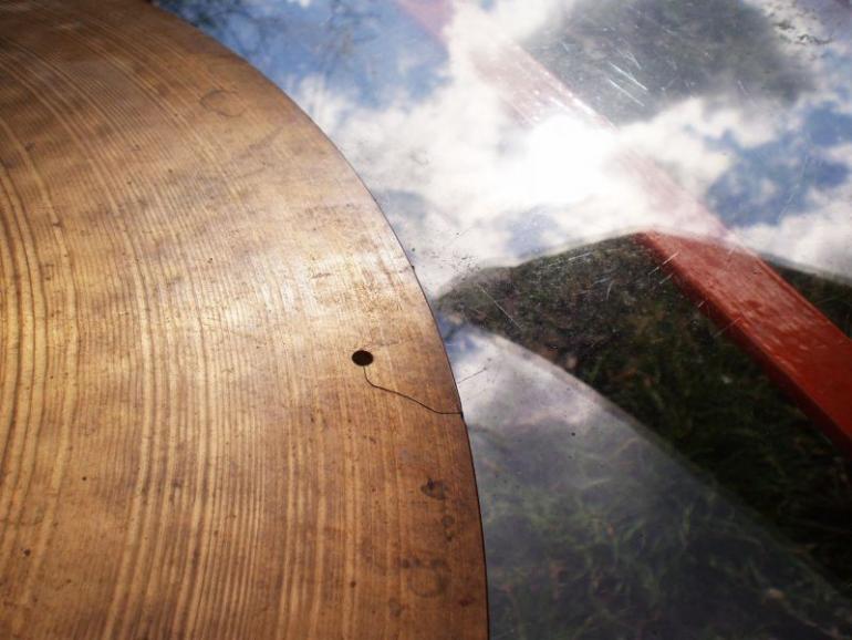 Činel ride řady Paiste 2002 - detail praskliny zastavené zavčas vyvrtanou dírkou. Drží už několik let. Taky zašlý povrch činelu svědčí o tom, že i jinak se k němu majitel chová jako prase. Ten činel je můj.