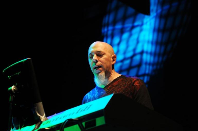 Rockové klávesy - Objevná a skvělá aplikace Jordana Rudesse a Wizdom Music LLC
