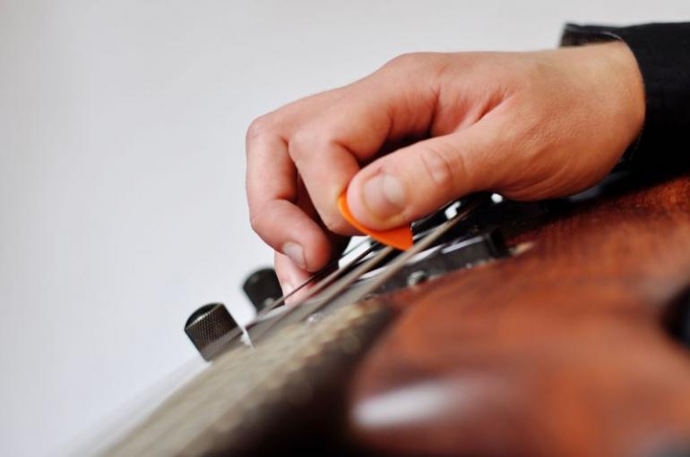 Věčný souboj mezi trsátkem a prsty - baskytarové techniky se zaměřením na hru trsátkem a prsty
