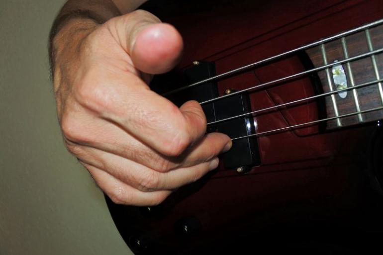 Jak převedeme trsátko do prstové techniky - baskytarový workshop