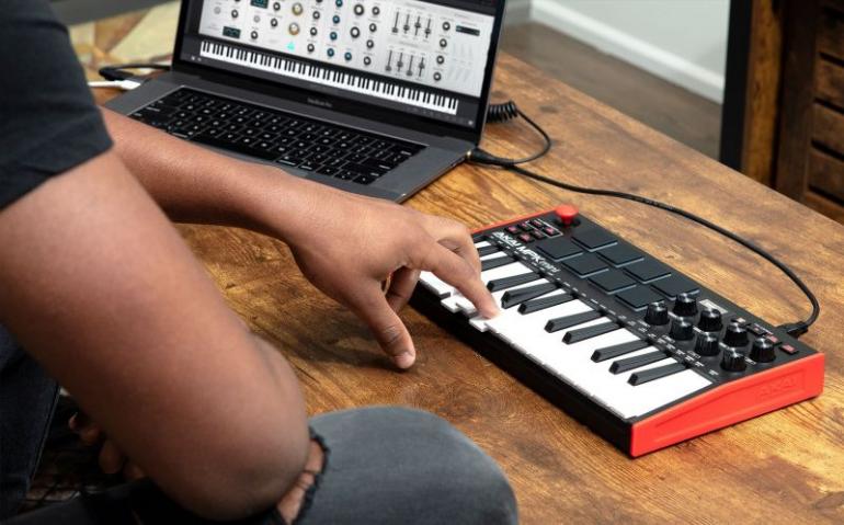 Akai MPK mini MK3 - kompaktní klaviatura a kontrolér s pady