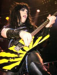 Podiové sestavy slavných kytaristů - Mick Mars