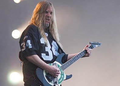 pódiové sestavy slavných kytaristů - Jeff Hanneman