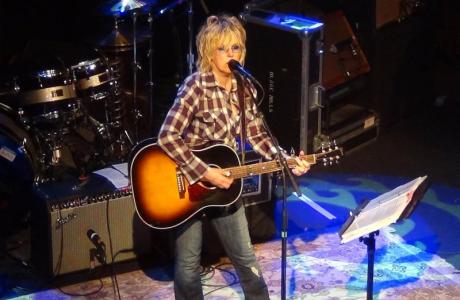 Sennheiser a Neumann s Lucindou Williams