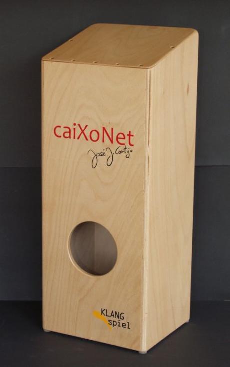 CaiXoNet – kompletní bicí souprava v krabičce: Cajon