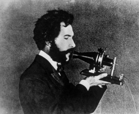 Alexander Graham Bell se svým modelem telefonu v roce 1876