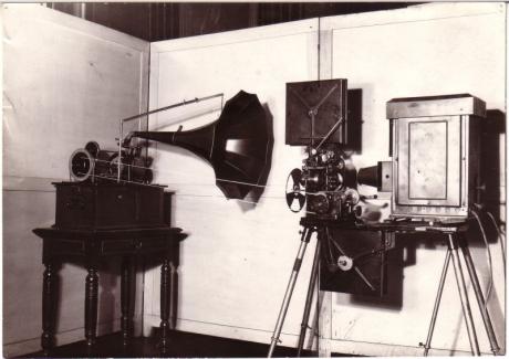 Kinetofon často bývá připisován Edisonovi, většinu vývoje však realizoval Dickson