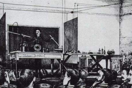 Tesla demonstruje bezdrátový přenos na vysoké frekvenci během přednášky 1891