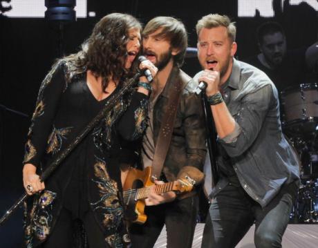 Lady Antebellum zpívají na  Sennheiser Digital 9000