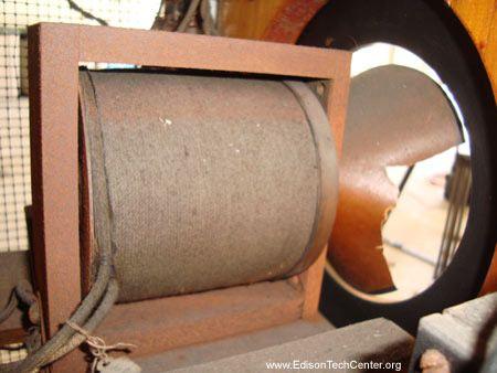 Experimentální prototyp Riceova a Kellogova reproduktoru (1921) s poškozenou membránou. Vnější cívka je stacionární, uvnitř je pohyblivý permanentní magnet.