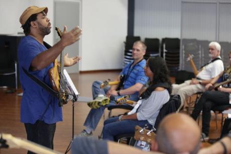 Victor Wooten rozebírá se studenty nejen problematiku hry, ale také psychologickou a duševní stránku