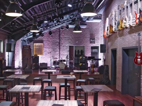 Interiér Framus & Warwick Music Hall. Zbrusu nový hudební klub je v průběhu Bass Campu centrem dění večerních jam-sessionů a koncertů. Jsou zde ale také dvě z několika tříd, ve kterých probíhají hromadné lekce a masterclassy.