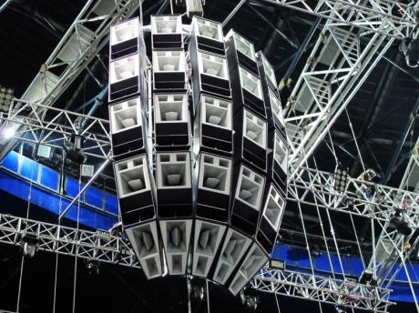 Obr 1. : Banány a hrozny, ale nikde žádná line-array