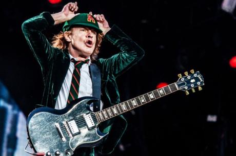 AC/DC - Proboha jak může místo Briana zpívat ten zrzavý fracek Axl?