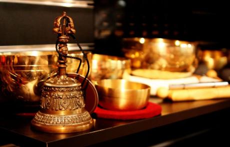 Zvony z odlévané slitiny jsou ručně vyráběny v Indii, při rituálech se drží v levé ruce a reprezentují ženský princip a moudrost, 