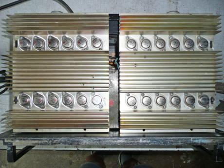 Panel s tranzistory koncového zesilovače Peavey CS-800