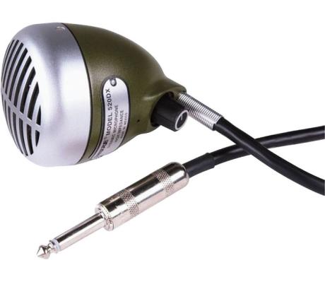 Shure 520DX: Jsou dělané primárně pro hráče na harmoniku, ale znějí skvěle. Protože je to takový uzavřený mikrofon, má hodně zajímavý zvuk. Můžeš tenhle mikrofon použít ve sloce a potom přejít na čistej mikrofon a zvednout a osvěžit refrén.