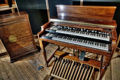 Rockové klávesy - První použití elektronických keyboards v rockových kapelách