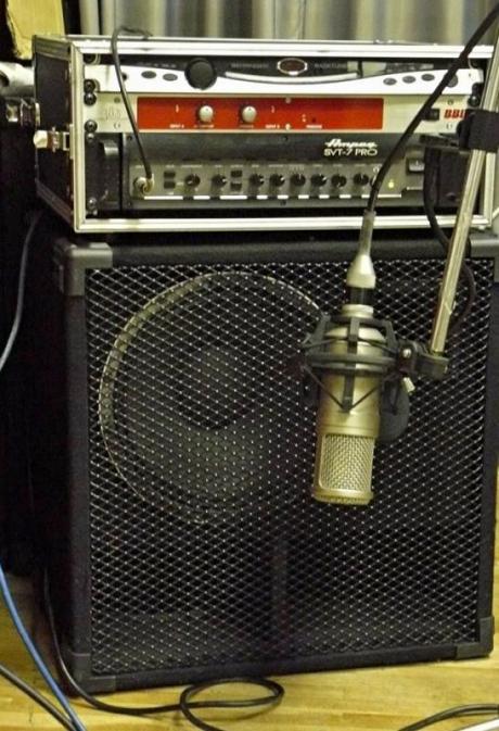 Příklad snímání basového boxu studiovým velkomembránovým mikrofonem Rode Classic II