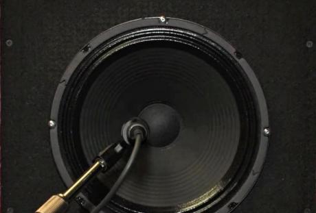 Mikrofon u kytarového boxu na pomezí membrány a středové kopulky